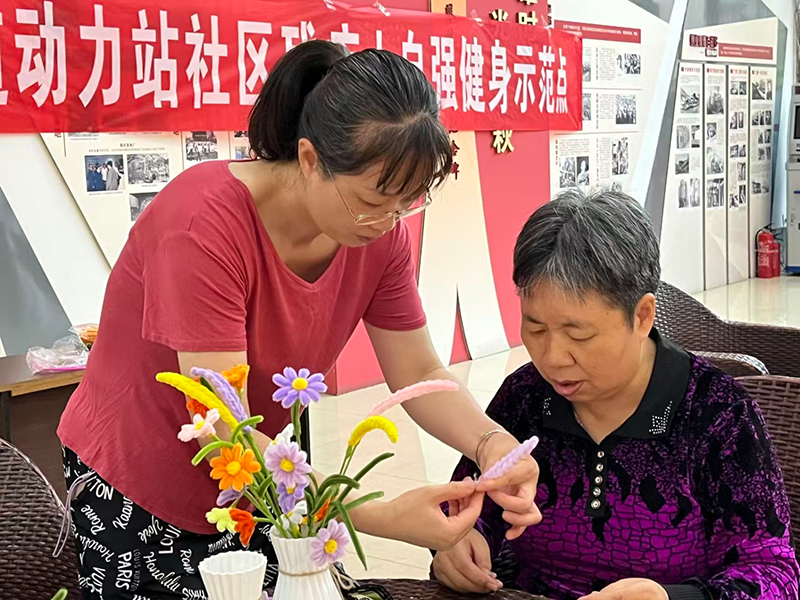 全國科普月里感受傳統技藝魅力 動力站社區(qū)居民巧手制作非遺絨花